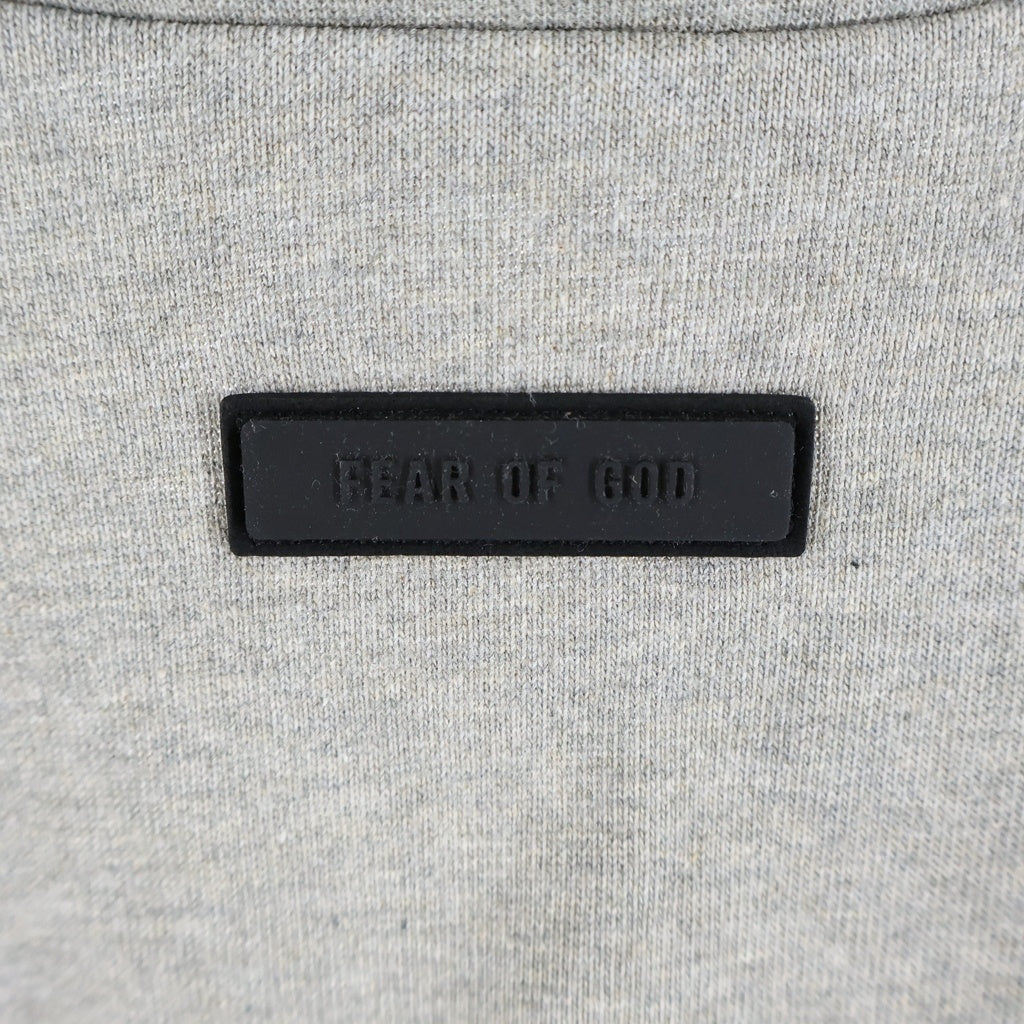FEAR OF GOD ESSENTIALS(フィアオブゴッド エッセンシャルズ) V NECK JERSEY ラバーロゴ Vネックジャージー 半袖Tシャツ グレー