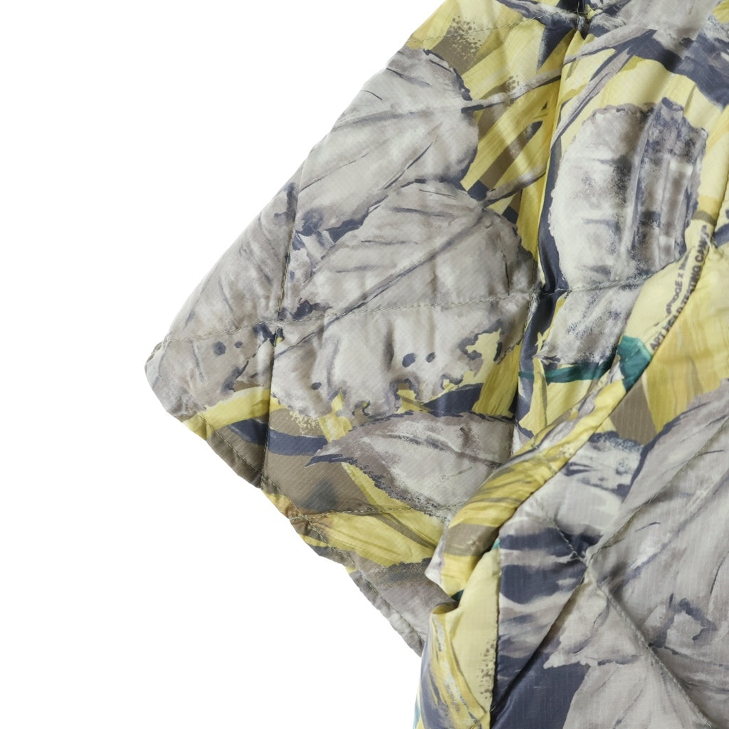 Marmot(マーモット) × STABRIDGE 750FP Down T-Shirt River Stone スタブリッジ スナップボタン ドローコード 総柄半袖ダウン ブラウン MTFW25MDW352AP