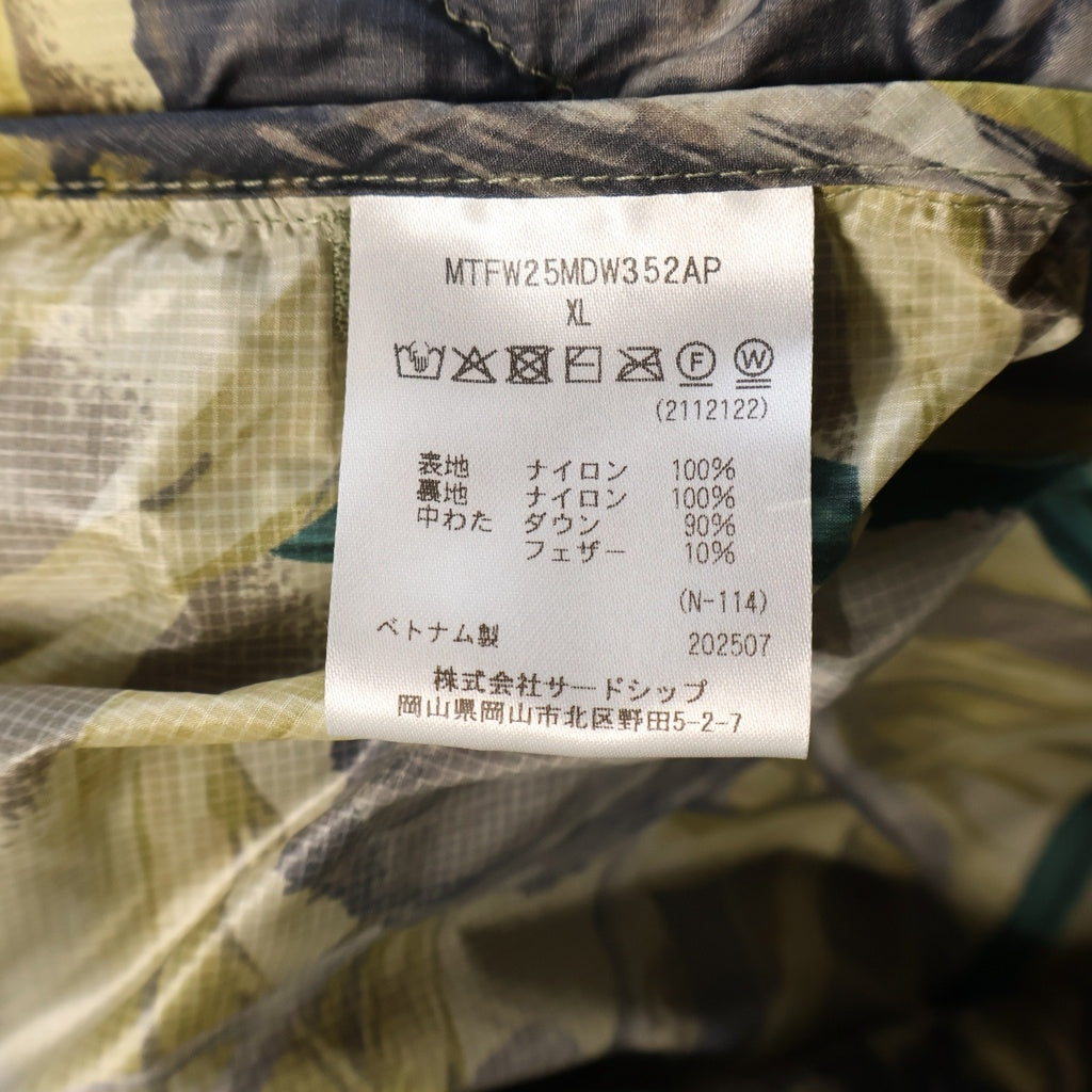 Marmot(マーモット) × STABRIDGE 750FP Down T-Shirt River Stone スタブリッジ スナップボタン ドローコード 総柄半袖ダウン ブラウン MTFW25MDW352AP