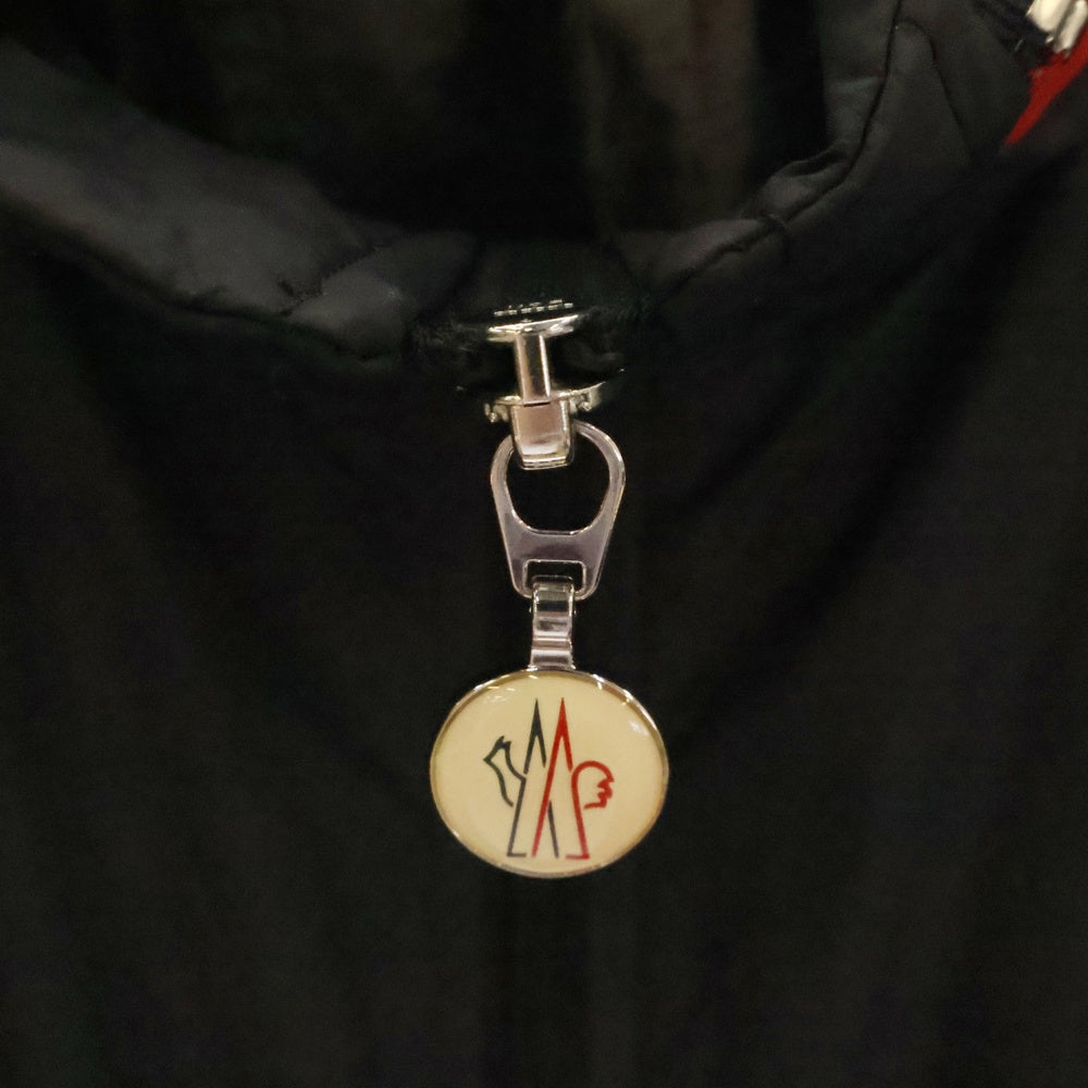 MONCLER(モンクレール) FARLAK GIUBBOTTO ファルラック トリコロールアイコンパッチ フード付き ナイロンジャケット ブラック 1A00161 54A81