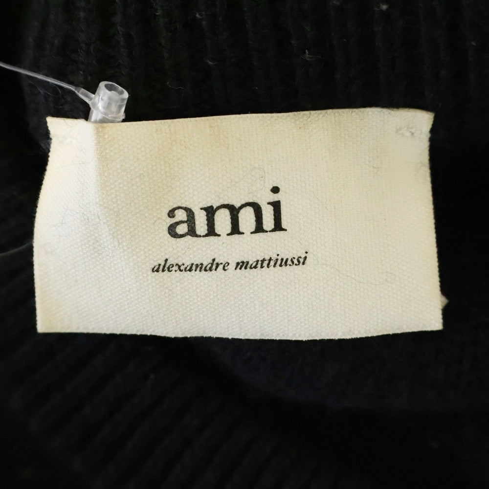 ami(アミ) ハート刺繍ロゴ クルーネックニットセーター ブラック/レッド BFUKS002.018