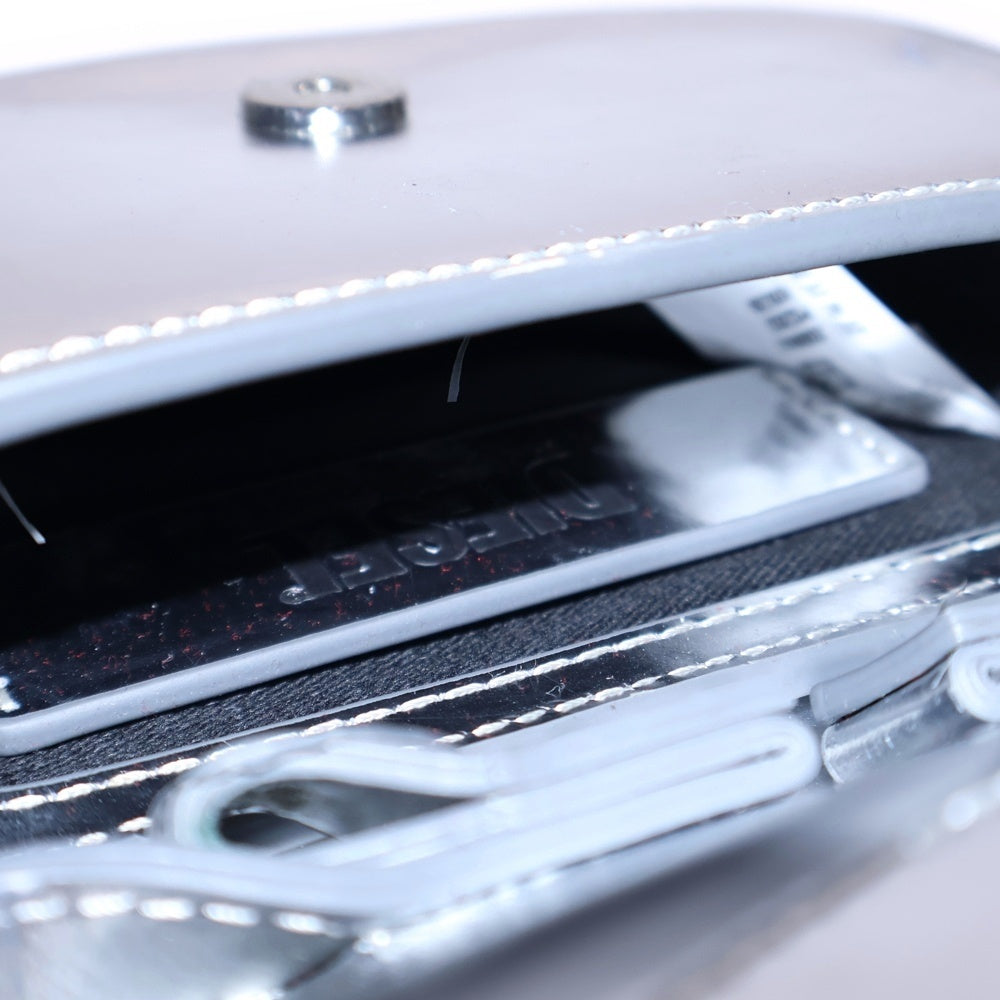 DIESEL(ディーゼル) 1DR Logo Bag XS メタルプレート バッグ ミラーレザー シルバー X08957-PS202