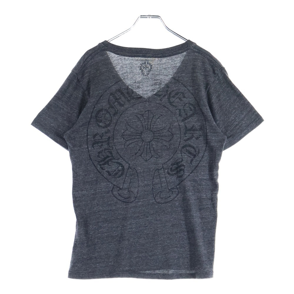CHROME HEARTS(クロムハーツ) Horseshoe Back ホースシュー バック プリント Vネック コットン 半袖Tシャツ カットソー グレー/レッド