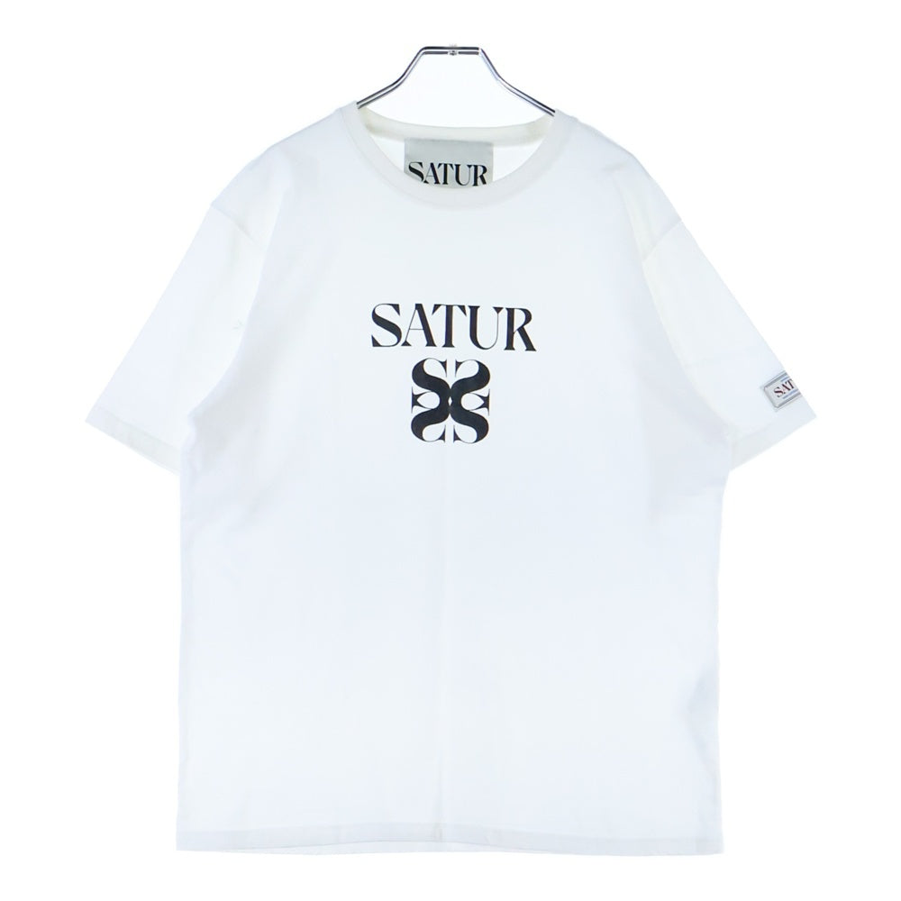 SATUR(セター) フロントロゴ プリント 半袖Tシャツ カットソー ホワイト SA23FWUT03
