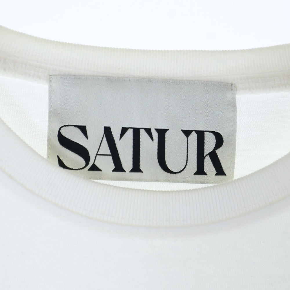 SATUR(セター) フロントロゴ プリント 半袖Tシャツ カットソー ホワイト SA23FWUT03