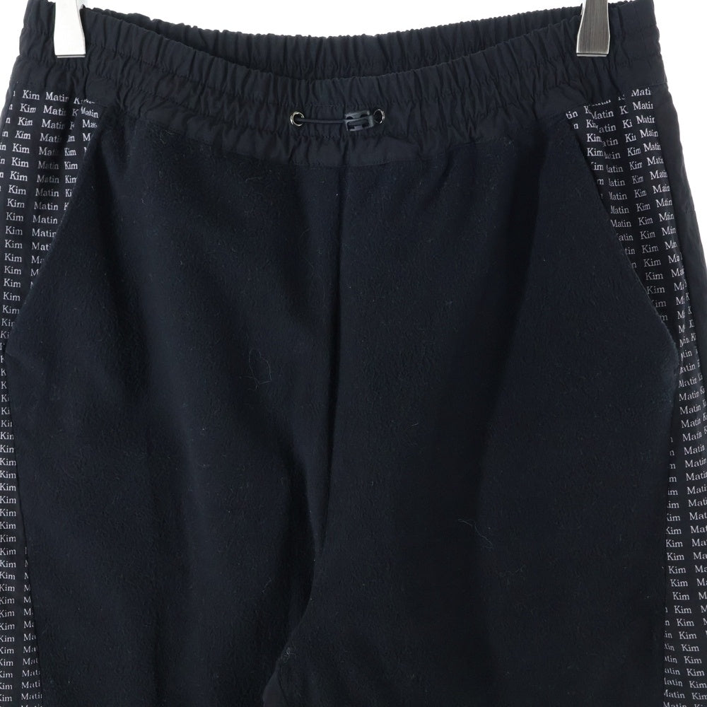 Matin Kim(マーティンキム) サイドロゴ ナイロン フリース切替 トラックパンツ ブラック MK2311PT009M0-BB-S