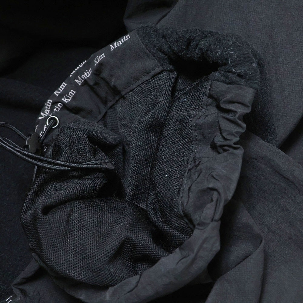 Matin Kim(マーティンキム) サイドロゴ ナイロン フリース切替 トラックパンツ ブラック MK2311PT009M0-BB-S