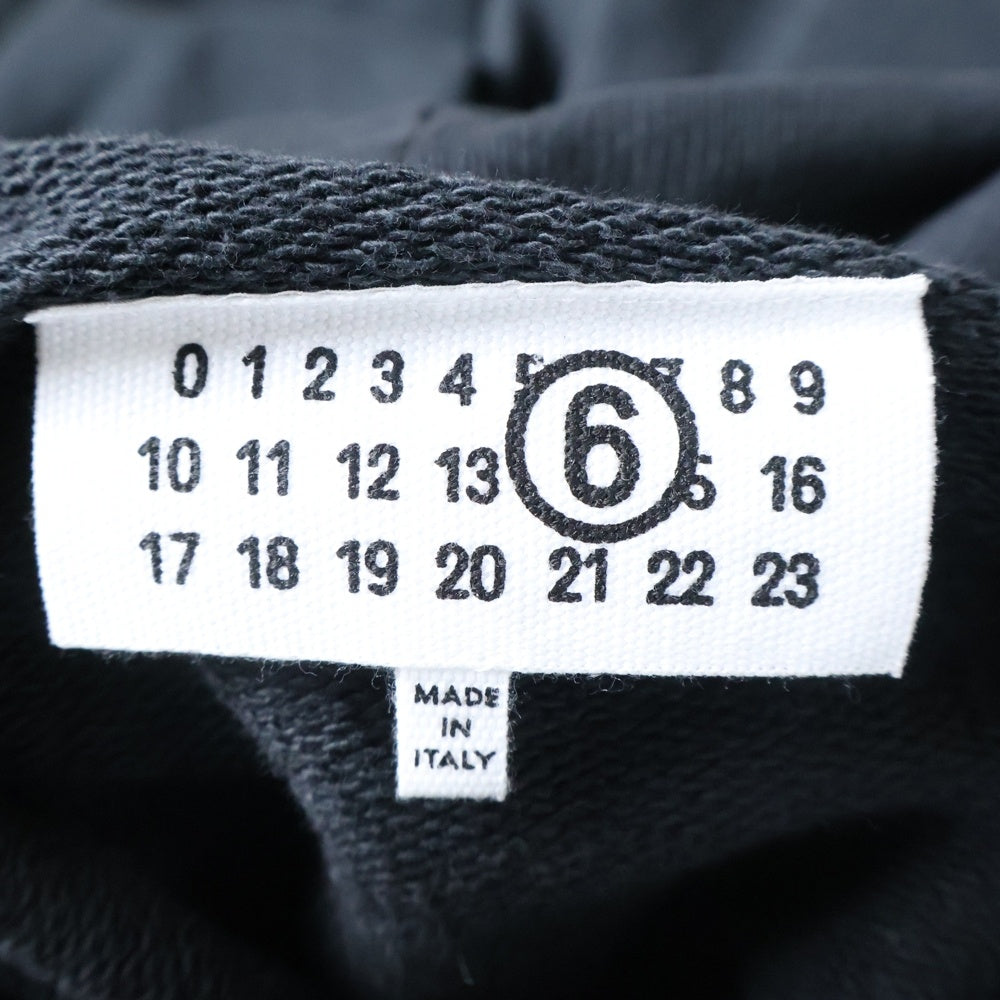 MM6 Maison Margiela(エムエムシックスメゾンマルジェラ) 25SS フロントロゴプリント スウェットプルオーバーパーカー ブラック SH2GU0020 M25004