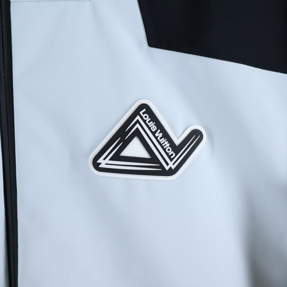 LOUIS VUITTON(ルイヴィトン) 24SS 裏地モノグラム LV カーヴィング スキーシェル ジャケット ホワイト/ブラック RM241M AUH HQB03E