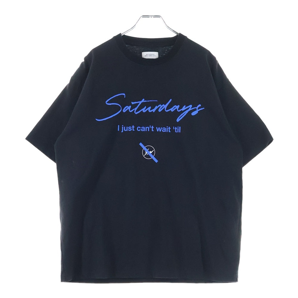 SATURDAYS SURF NYC(サタデイズサーフエヌワイシー) × FRAGMENT DESIGN フラグメントデザイン フロントプリント半袖Tシャツ カットソー ブラック BBM-55300-B