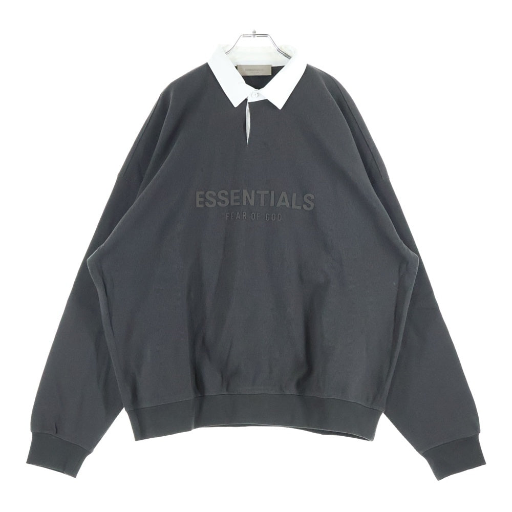 FEAR OF GOD ESSENTIALS(フィアオブゴッド エッセンシャルズ) 23SS フロントロゴ ワッフル 長袖ポロシャツ ダークグレー/ホワイト