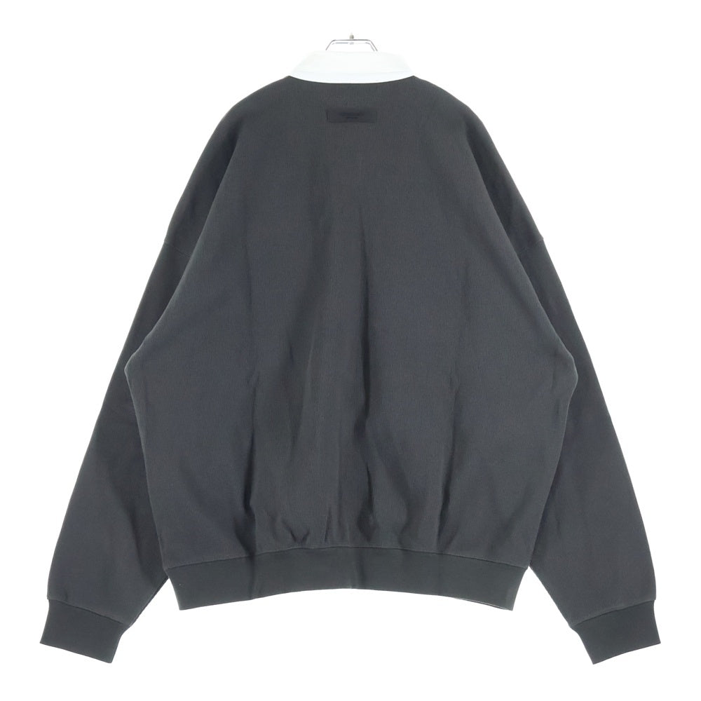 FEAR OF GOD ESSENTIALS(フィアオブゴッド エッセンシャルズ) 23SS フロントロゴ ワッフル 長袖ポロシャツ ダークグレー/ホワイト