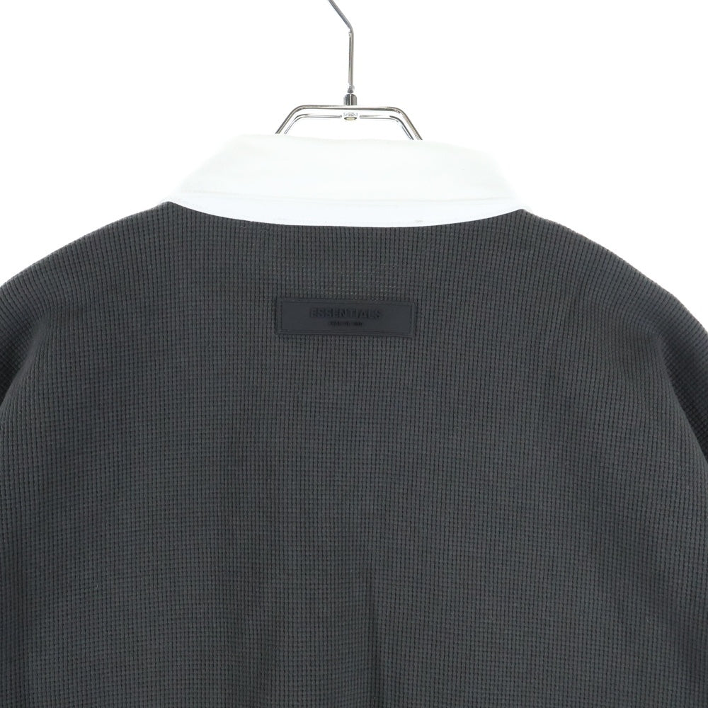 FEAR OF GOD ESSENTIALS(フィアオブゴッド エッセンシャルズ) 23SS フロントロゴ ワッフル 長袖ポロシャツ ダークグレー/ホワイト