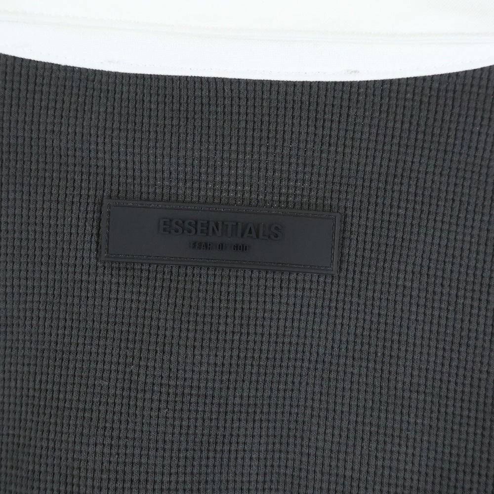 FEAR OF GOD ESSENTIALS(フィアオブゴッド エッセンシャルズ) 23SS フロントロゴ ワッフル 長袖ポロシャツ ダークグレー/ホワイト