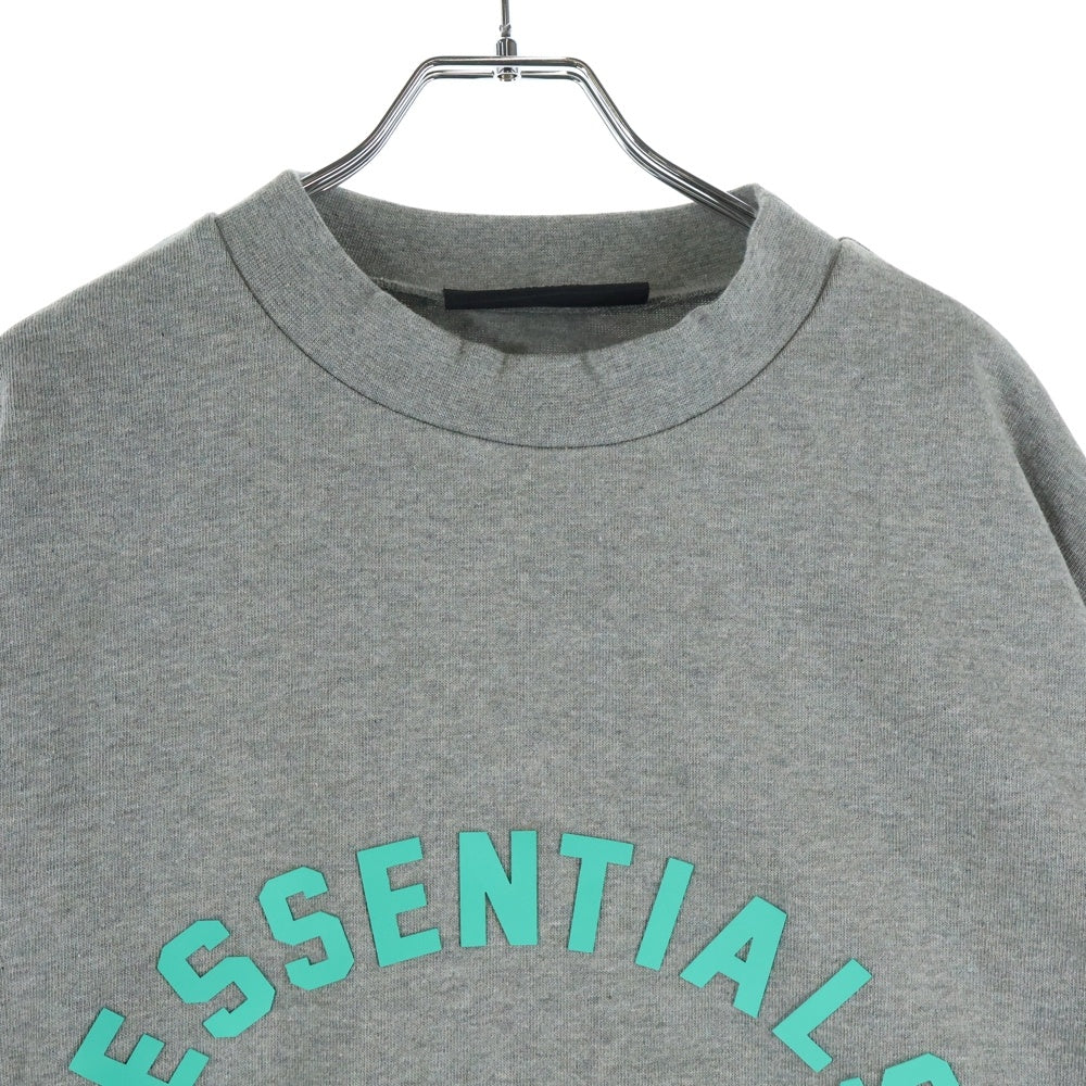 FEAR OF GOD ESSENTIALS(フィアオブゴッド エッセンシャルズ) フロントロゴ モックネック長袖Tシャツ カットソー グレー