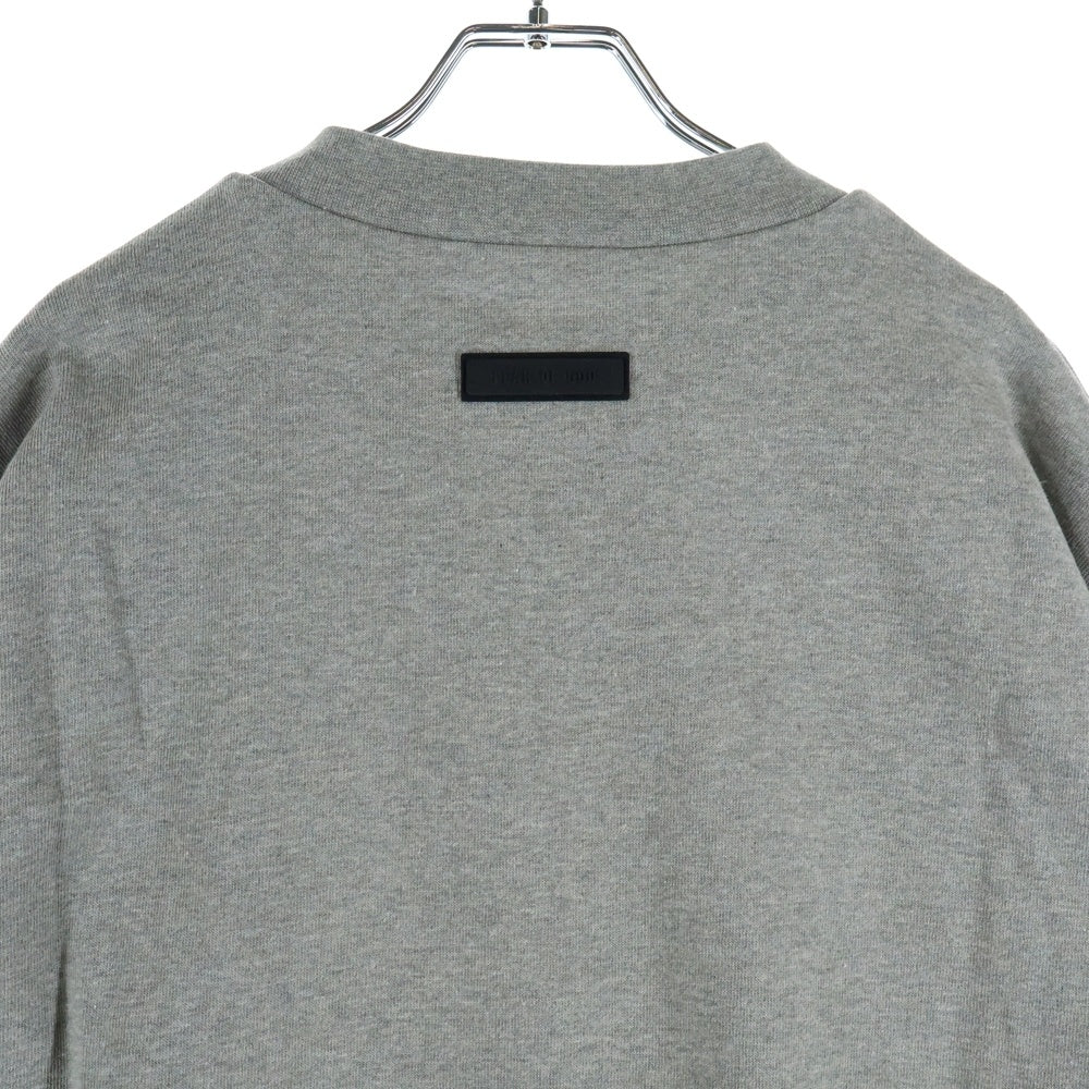 FEAR OF GOD ESSENTIALS(フィアオブゴッド エッセンシャルズ) フロントロゴ モックネック長袖Tシャツ カットソー グレー