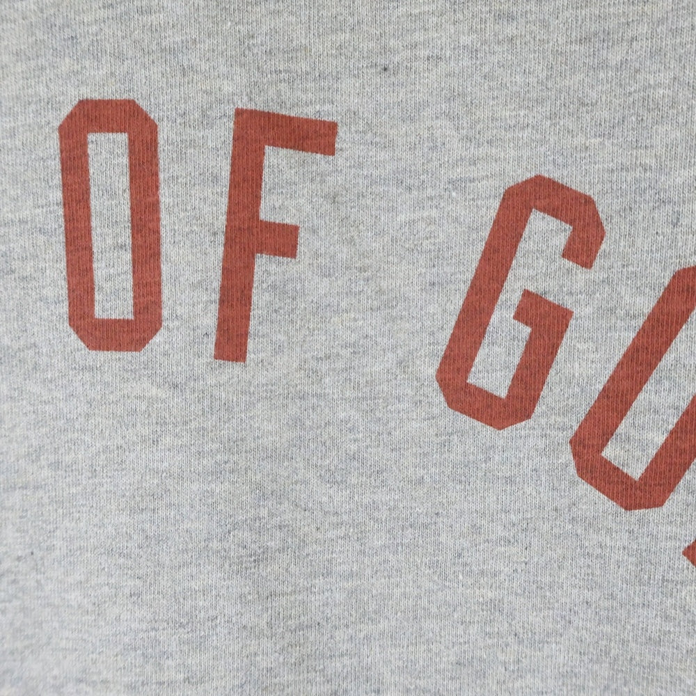 FEAR OF GOD ESSENTIALS(フィアオブゴッド エッセンシャルズ) ロゴプリント 長袖Tシャツ カットソー グレー