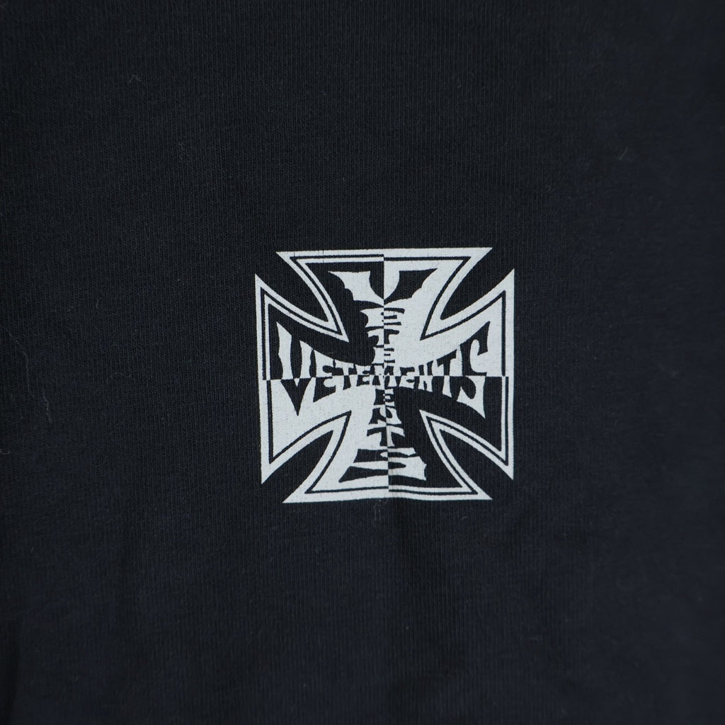 VETEMENTS(ヴェトモン) BIKER CROSS LOGO FRONT SLEEVE TEE バイカー クロスロゴ フロント スリーブ 半袖Tシャツ カットソー ブラック レディース
