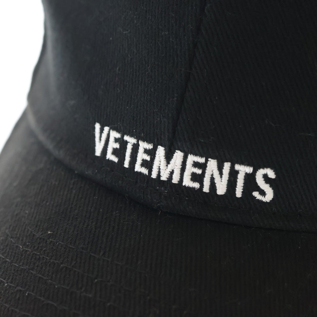 VETEMENTS(ヴェトモン) 18SS EMBROIDERED BASEBALL エンブロイド ロゴベースボールキャップ 帽子 ブラック WSS18AC17