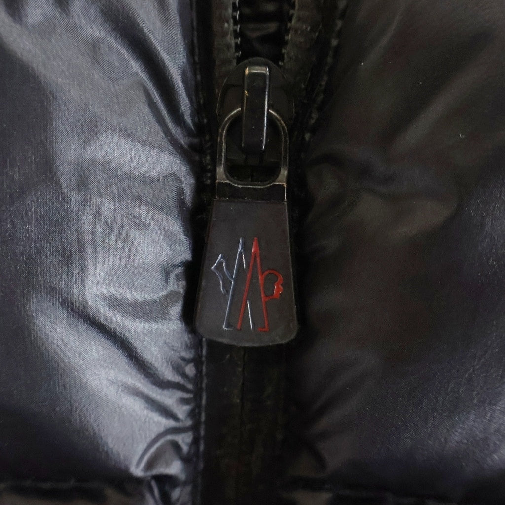 MONCLER(モンクレール) KOSTEMBERG GILET バックロゴパッチ ジップアップ ナイロンダウンベスト ブラック 120974330605