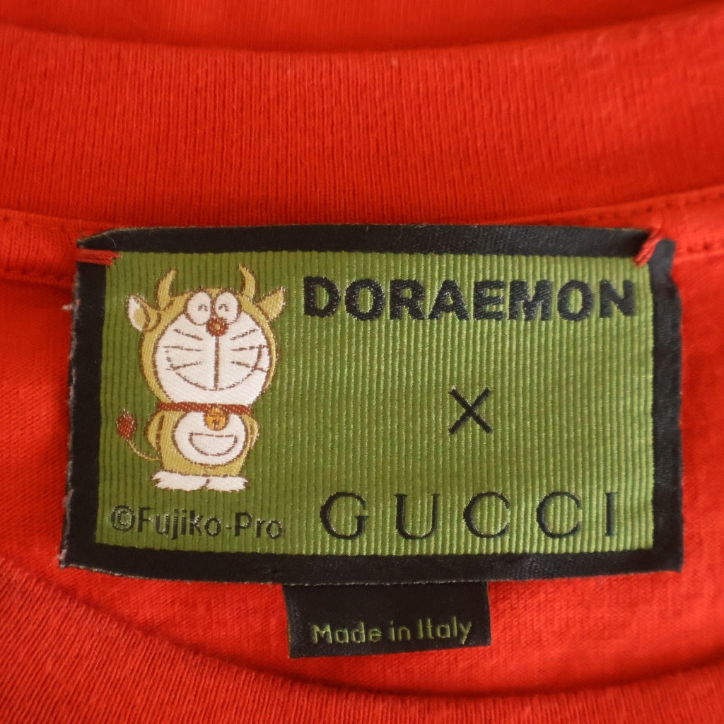GUCCI(グッチ) × DORAEMON ドラえもん うしえもん インターロッキング ロゴ プリント 半袖Tシャツ レッド 616036 XJDEY