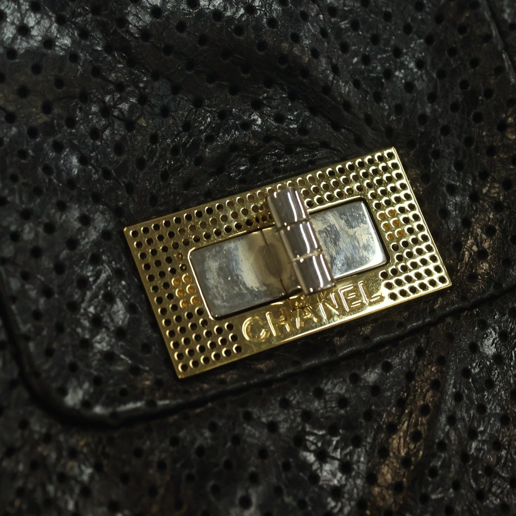 CHANEL(シャネル) 2.55 PUNCHING W CHAIN SHOULDER BAG 2.55 パンチング レザー Wチェーン ショルダーバッグ ブラック レディース