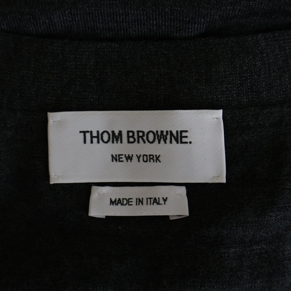 THOM BROWNE(トムブラウン) メリノウール 4-BAR クラシック Vネックニットカーディガン チャコールグレー MKC002A-Y1014022