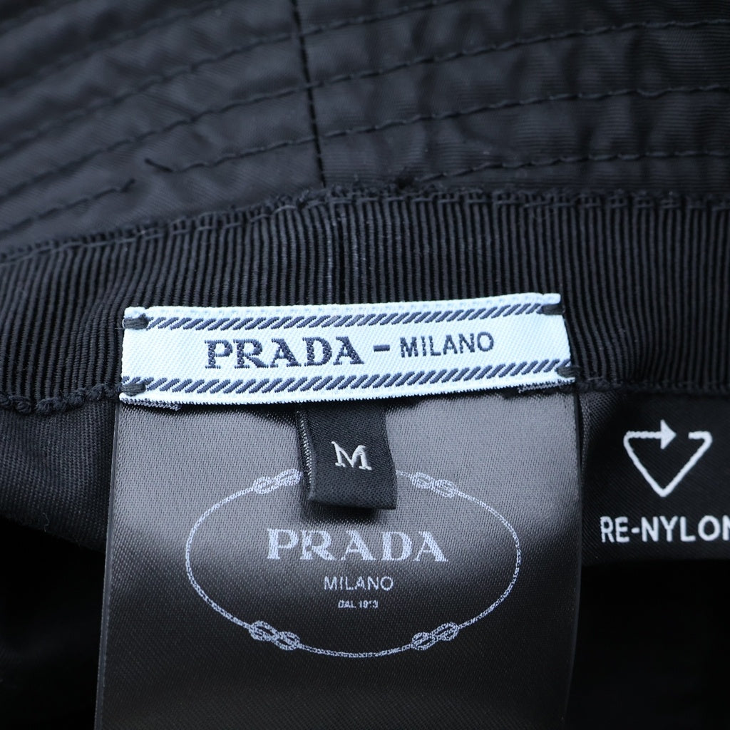 PRADA(プラダ) トライアングルロゴ ナイロンバケットハット ブラック 1HC137 2DMI レディース