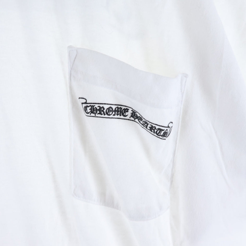 CHROME HEARTS(クロムハーツ) SCROLL LABEL S/S TEE スクロールラベル チェストポケット バックロゴプリント クルーネック半袖Tシャツ カットソー ホワイト