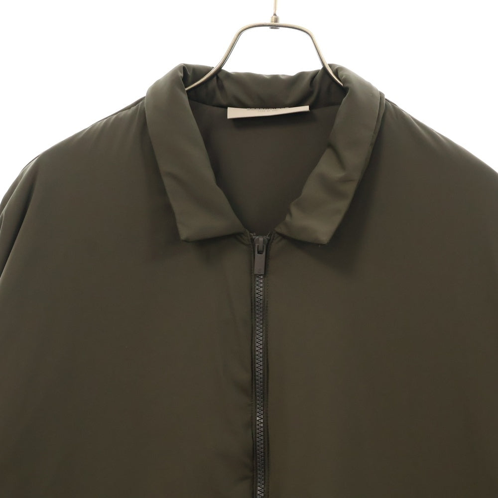 FEAR OF GOD ESSENTIALS(フィアオブゴッド エッセンシャルズ) PUFFER JACKET バックロゴ パフィージャケット カーキ