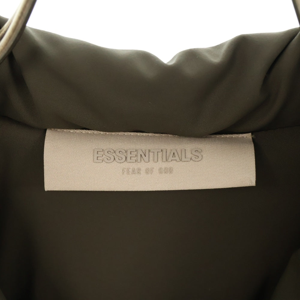 FEAR OF GOD ESSENTIALS(フィアオブゴッド エッセンシャルズ) PUFFER JACKET バックロゴ パフィージャケット カーキ
