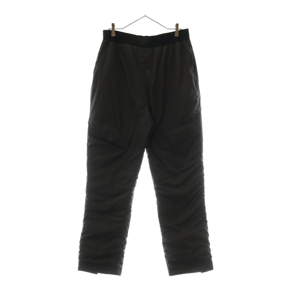 FEAR OF GOD ESSENTIALS(フィアオブゴッド エッセンシャルズ) STORM PANTフロントラバーロゴ中綿ナイロンパンツ