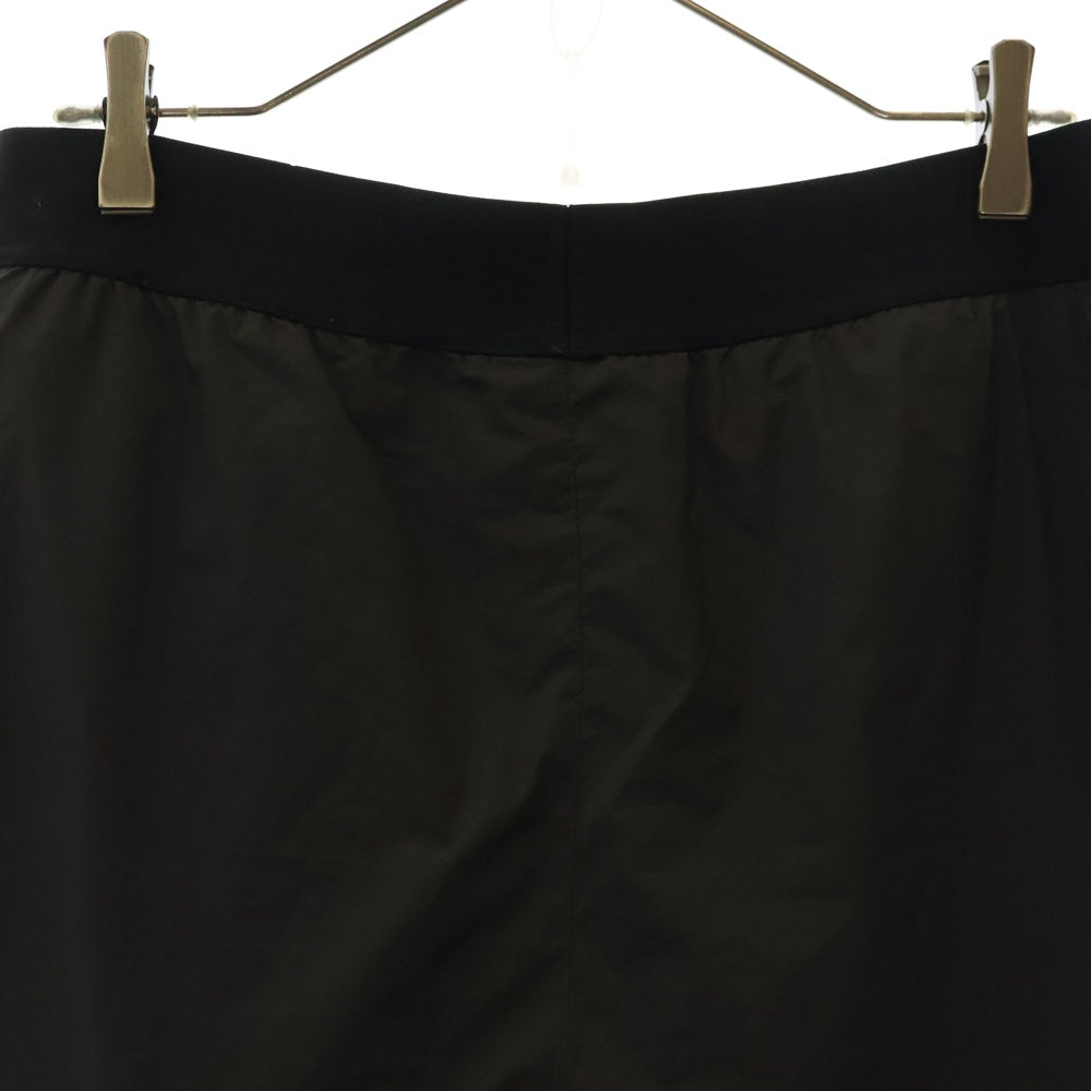 FEAR OF GOD ESSENTIALS(フィアオブゴッド エッセンシャルズ) STORM PANTフロントラバーロゴ中綿ナイロンパンツ