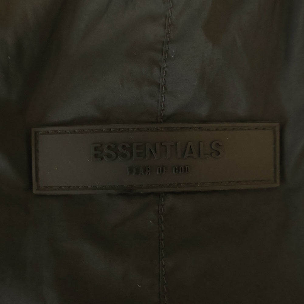 FEAR OF GOD ESSENTIALS(フィアオブゴッド エッセンシャルズ) STORM PANTフロントラバーロゴ中綿ナイロンパンツ