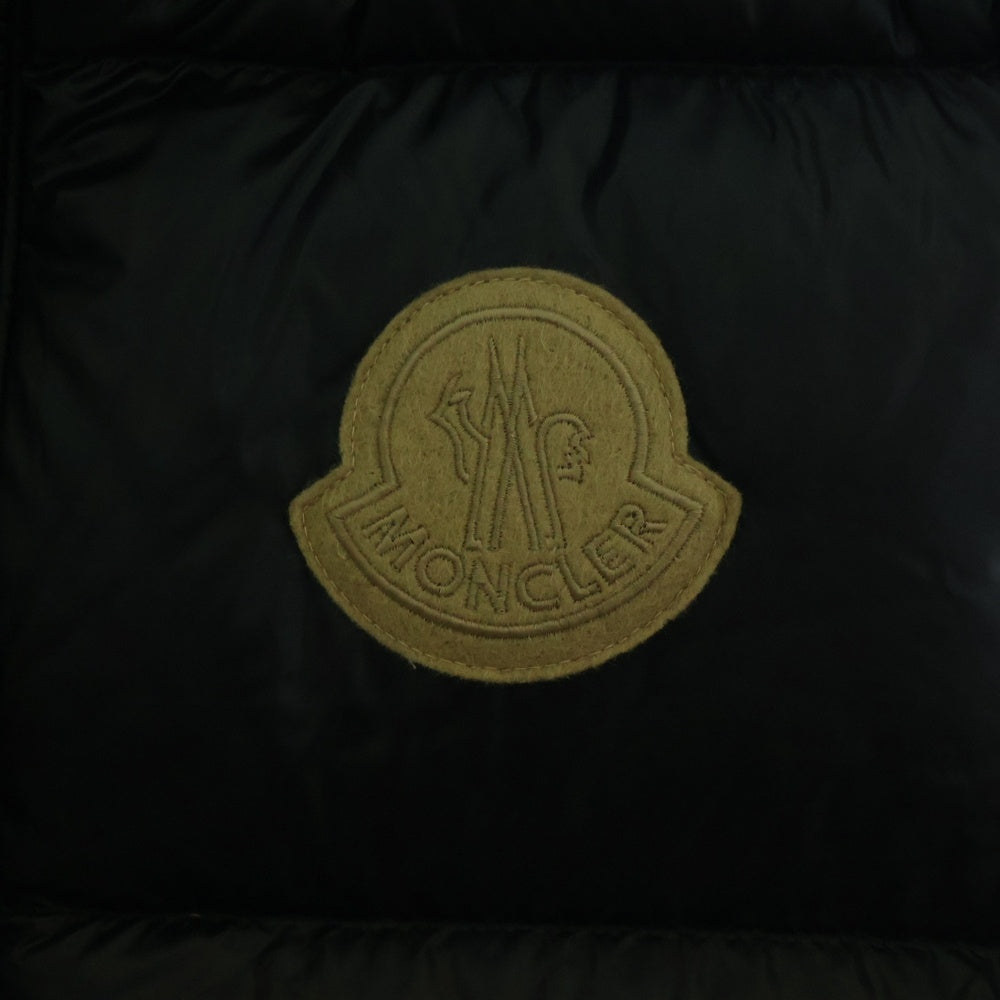 MONCLER(モンクレール) 24AW SUMIDO GILET J20911A00189 595GJ ロゴ刺繍 ダウンベスト ブラック/ブルー