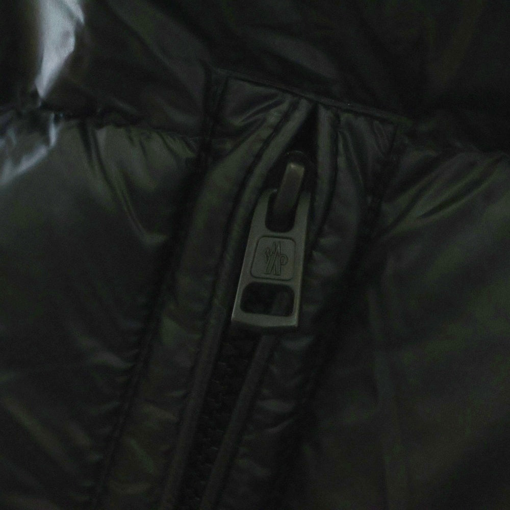 MONCLER(モンクレール) 24AW SUMIDO GILET J20911A00189 595GJ ロゴ刺繍 ダウンベスト ブラック/ブルー