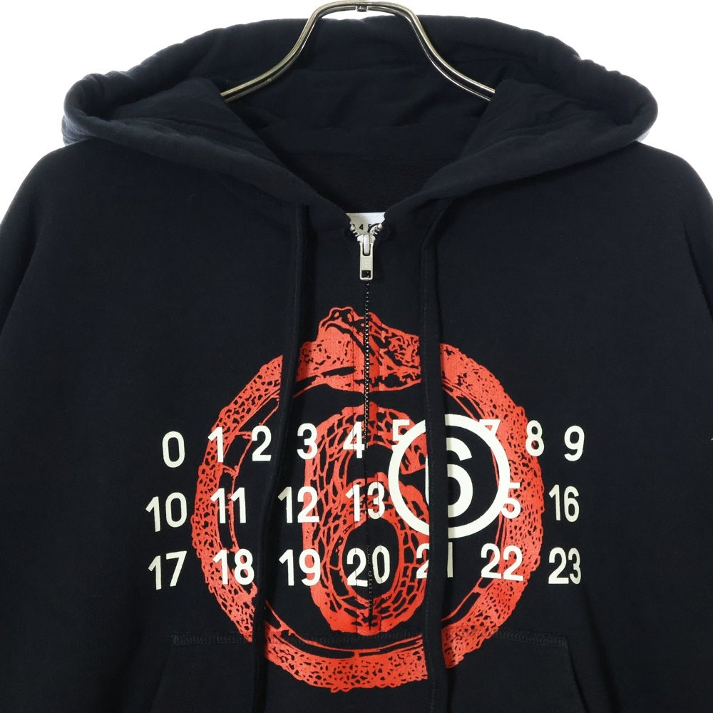 MM6 Maison Margiela(エムエムシックスメゾンマルジェラ) FELPA Year Of The Snake フェルパ フロントナンバーロゴプリント ジップアップパーカー フーディ ブラック S62GU0136 M25014