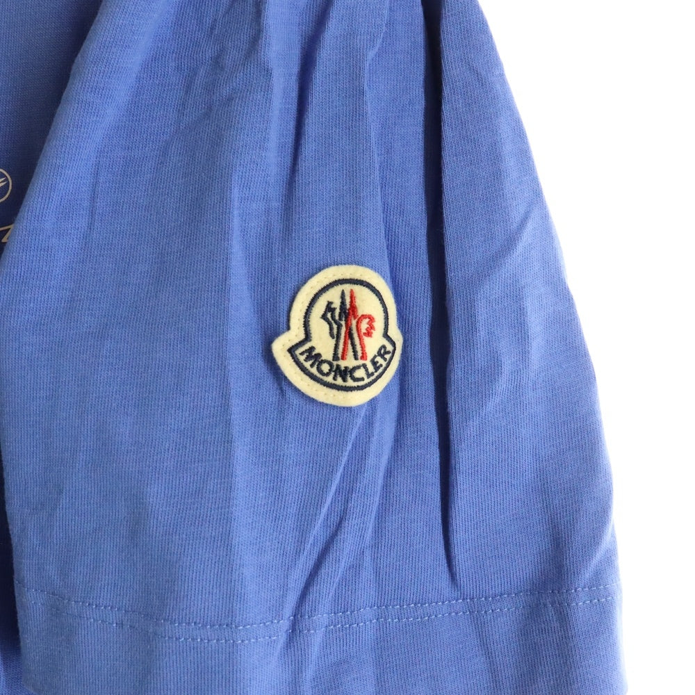 MONCLER(モンクレール) SS T-SHIRT H20918C00005 ロゴアウトライン クルーネック半袖Tシャツカットソー ブルー