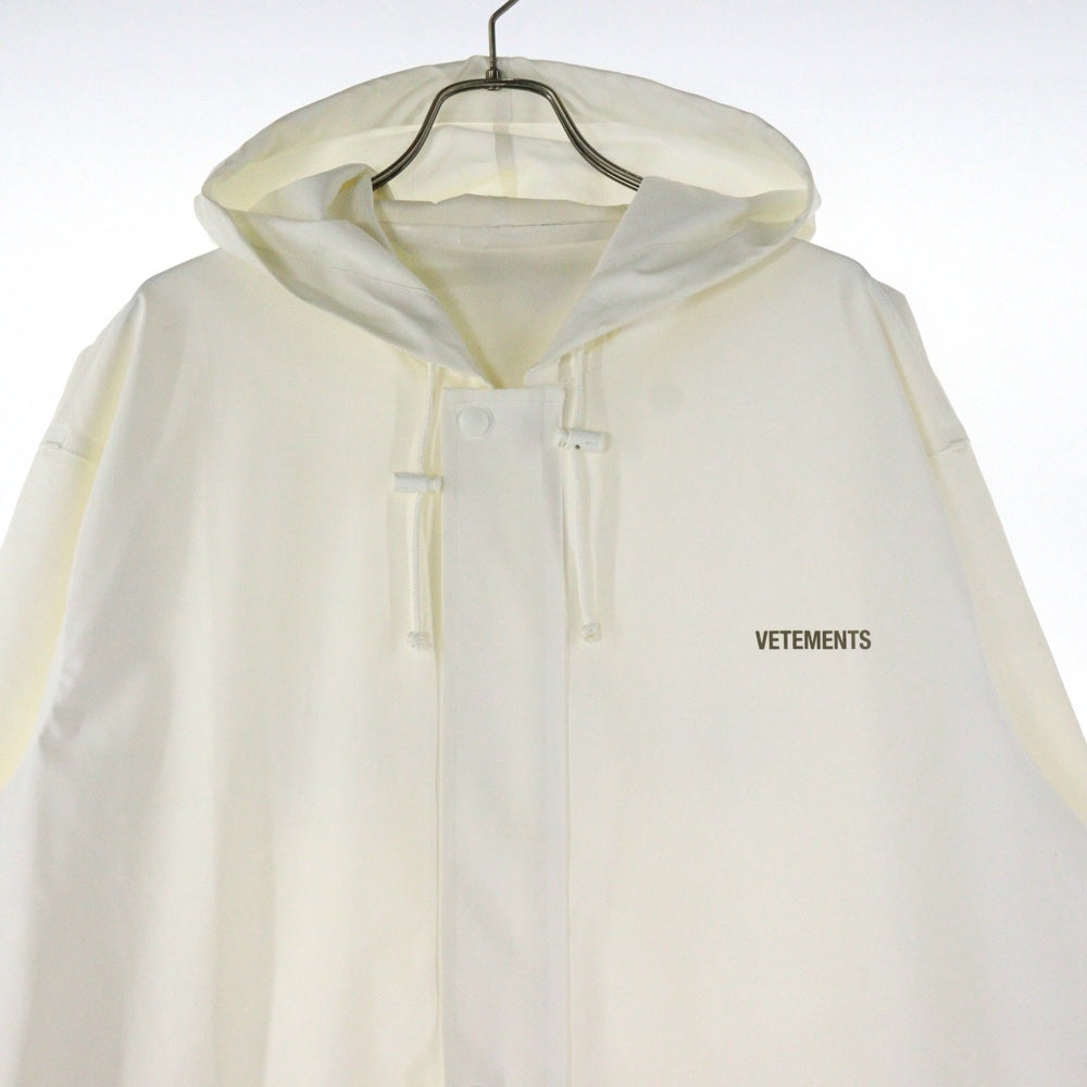 VETEMENTS(ヴェトモン) 17AW Logo Printed Long Rain Coat WAH18JA24 ロゴプリントロングレインコート フーデッドジップアップブルゾン ホワイト