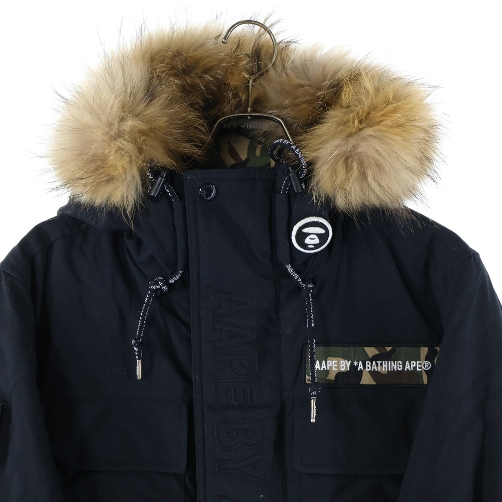 AAPE BY A BATHING APE(エーエイプバイアベイシングエイプ) フロントロゴ刺繍 ファーフーデッド ジップアップダウンジャケット ブラック AAPPDNM7233XXB