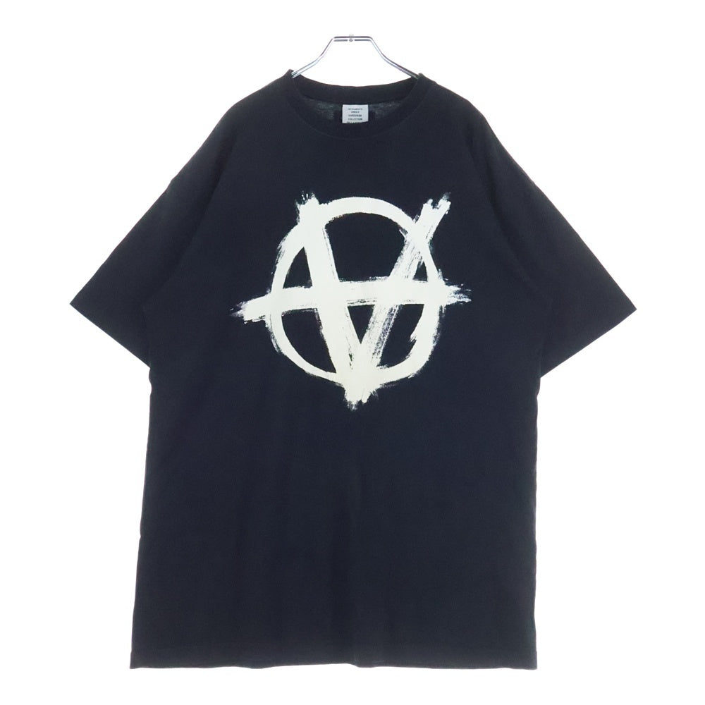 VETEMENTS(ヴェトモン) 21SS Anarchy Gothic Logo T Shirt UE51TR640B アナーキー ゴシックロゴ クルーネック半袖Tシャツカットソー ブラック