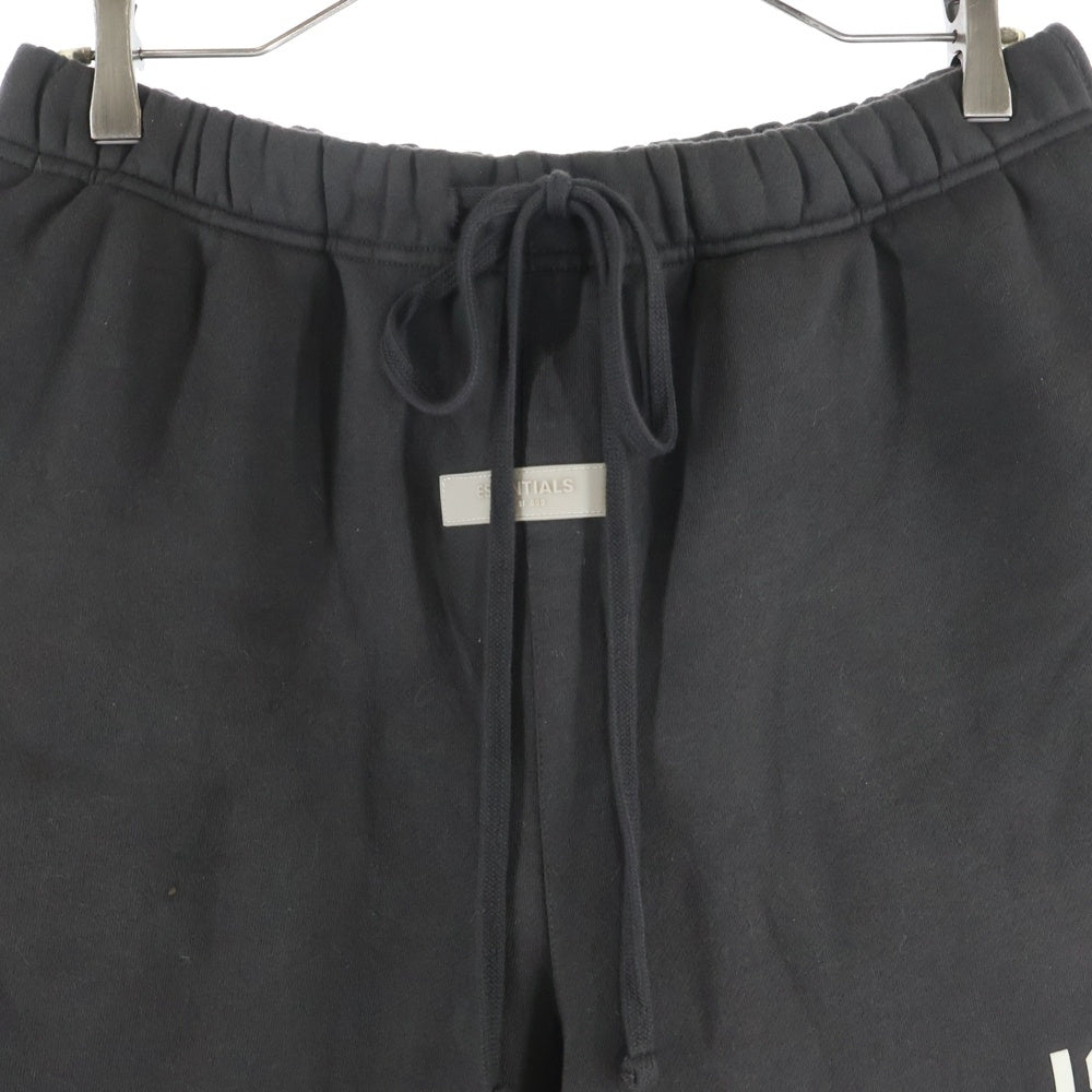 FEAR OF GOD ESSENTIALS(フィアオブゴッド エッセンシャルズ) SHORT PANTS 1977 フェルトロゴ スウェットハーフパンツ ショーツ グレー