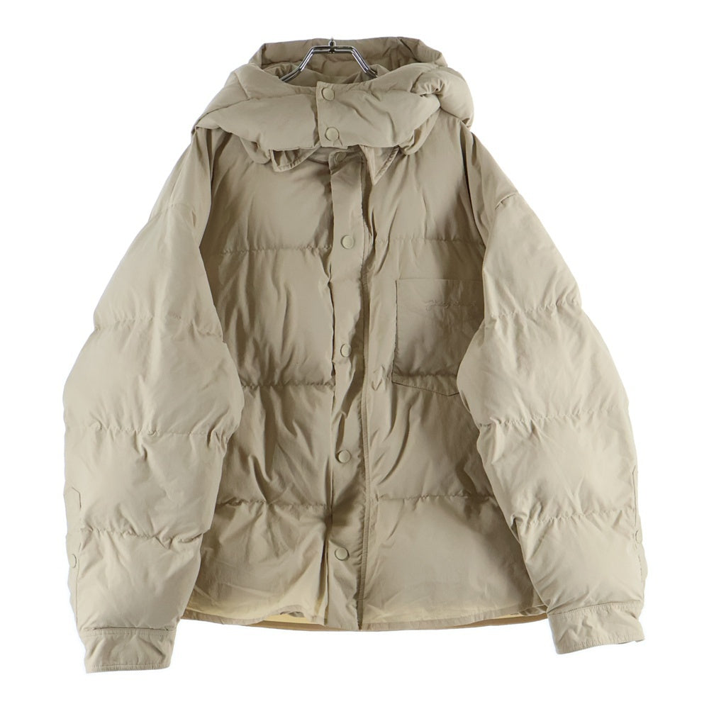 JACQUEMUS(ジャックムス) La Chemise Puffed Parka Jacket フロントワンポイントロゴ刺繍 ジップアップ中綿ジャケット ベージュ