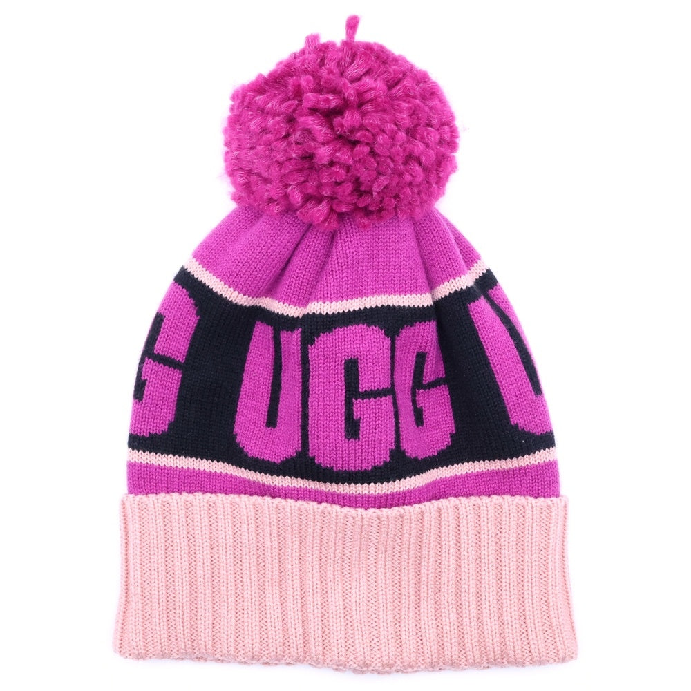UGG(アグ) W KNIT LOGO STADIUM BEANIE 20067 グラフィックロゴ スタジアム ビーニー ボンボン付き ニット帽 パープル レディース