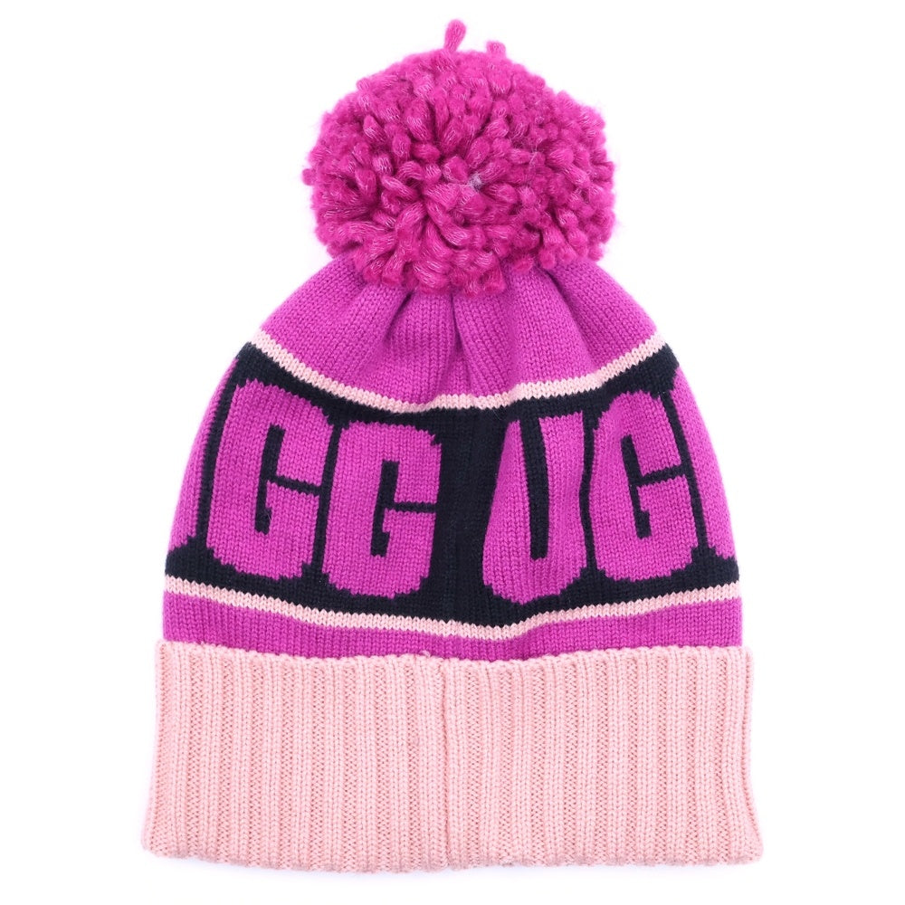 UGG(アグ) W KNIT LOGO STADIUM BEANIE 20067 グラフィックロゴ スタジアム ビーニー ボンボン付き ニット帽 パープル レディース