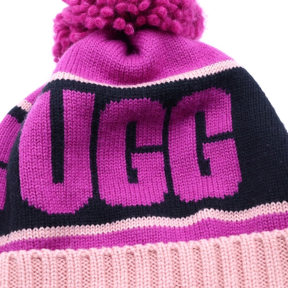 UGG(アグ) W KNIT LOGO STADIUM BEANIE 20067 グラフィックロゴ スタジアム ビーニー ボンボン付き ニット帽 パープル レディース