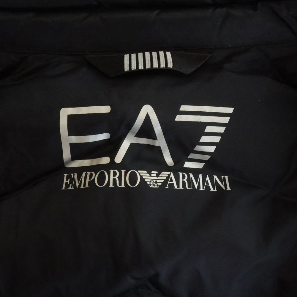 EMPORIO ARMANI EA7(エンポリオアルマーニイーエーセブン) フロントワンポイントロゴ ジップアップダウンベスト ブラック 6YPQ03 PN43Z