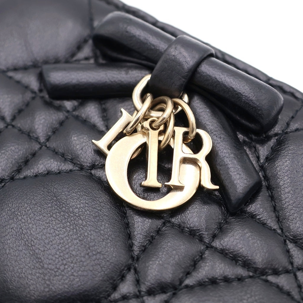 Christian Dior(クリスチャンディオール) Lady Dior Dahlia レディディオール 2つ折り財布 カナージュ リボン ロゴ金具 ラムスキン ブラック レディース