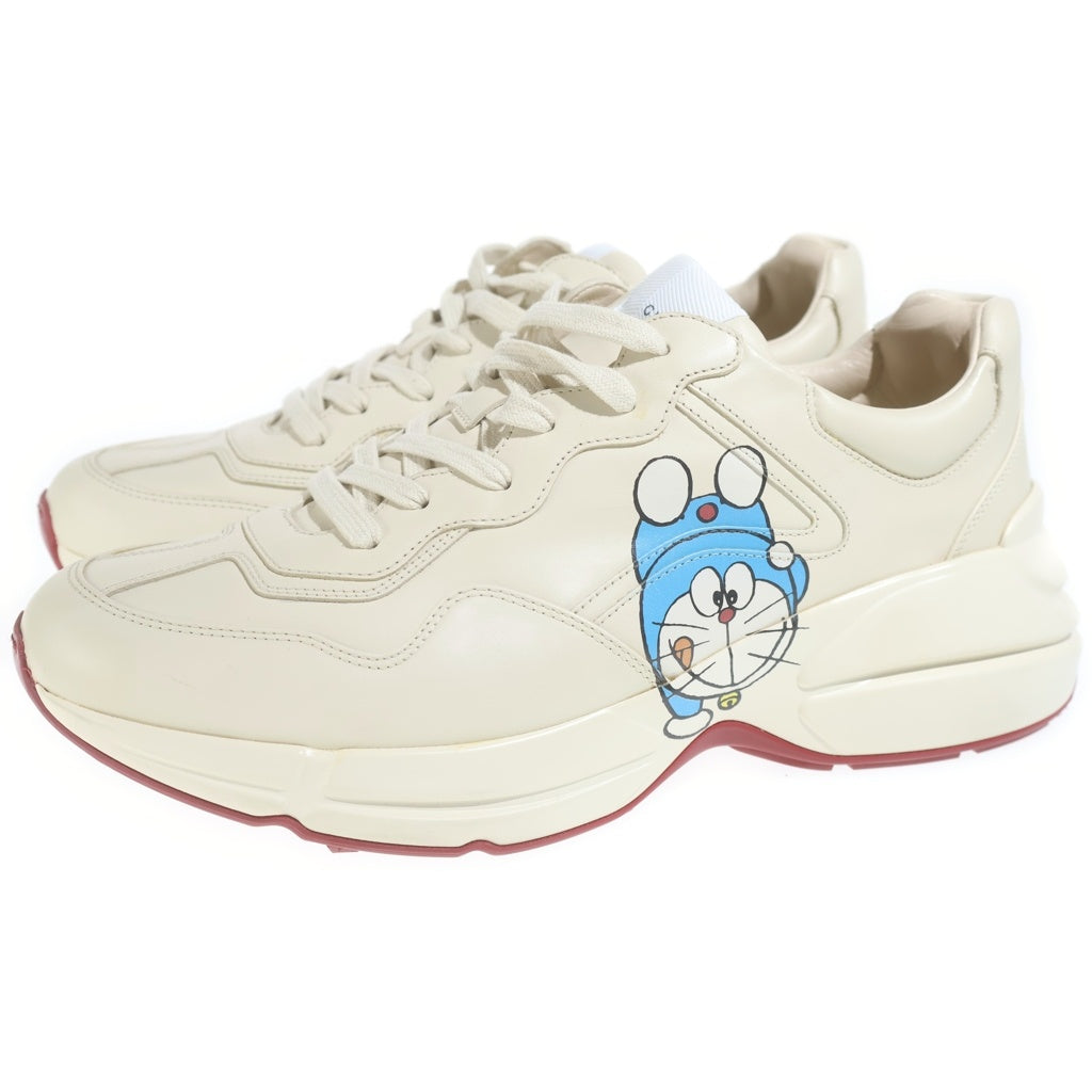 GUCCI(グッチ) ×DORAEMON ドラえもん キャラクターロゴレザーミッドカットースニーカー ベージュ655025