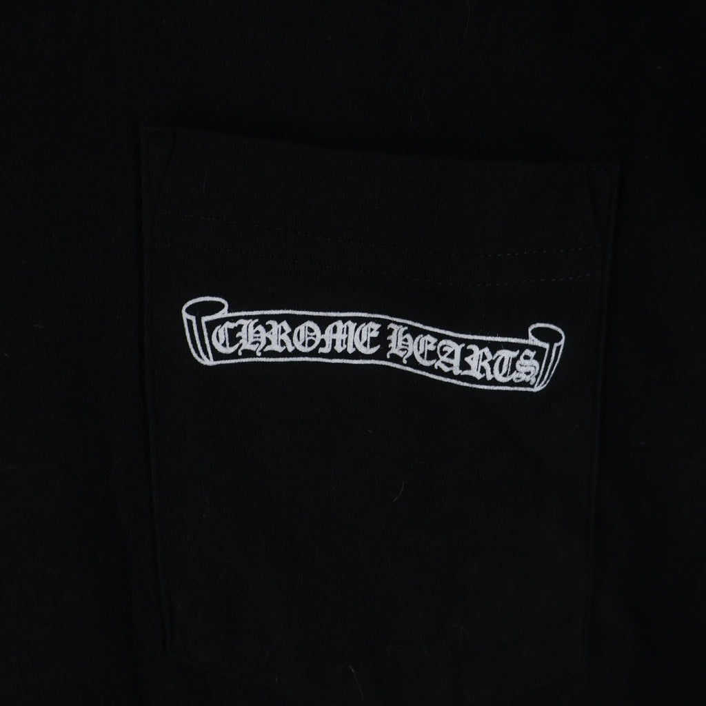 CHROME HEARTS(クロムハーツ) スクロールロゴプリント胸ポケット バックスクロールロゴプリント 半袖クルーネックTシャツ ブラック
